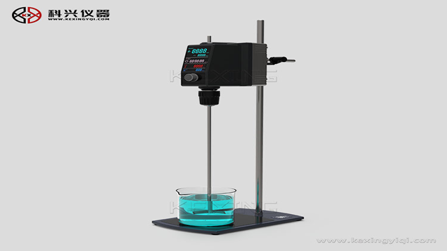 他來了，他來了，他帶著頂置式電動攪拌器走來